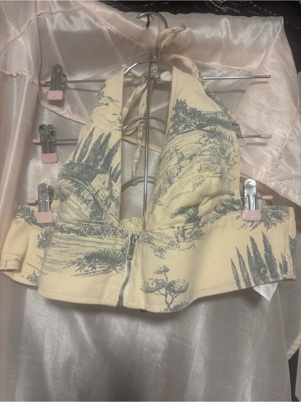 Nasty Gal Cream Halter Zip-Front Cropped Camisole with Gray Scenic Print